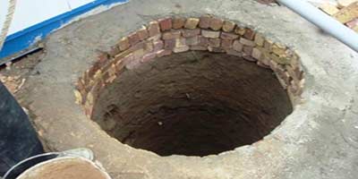 What is the method of digging a sewage well