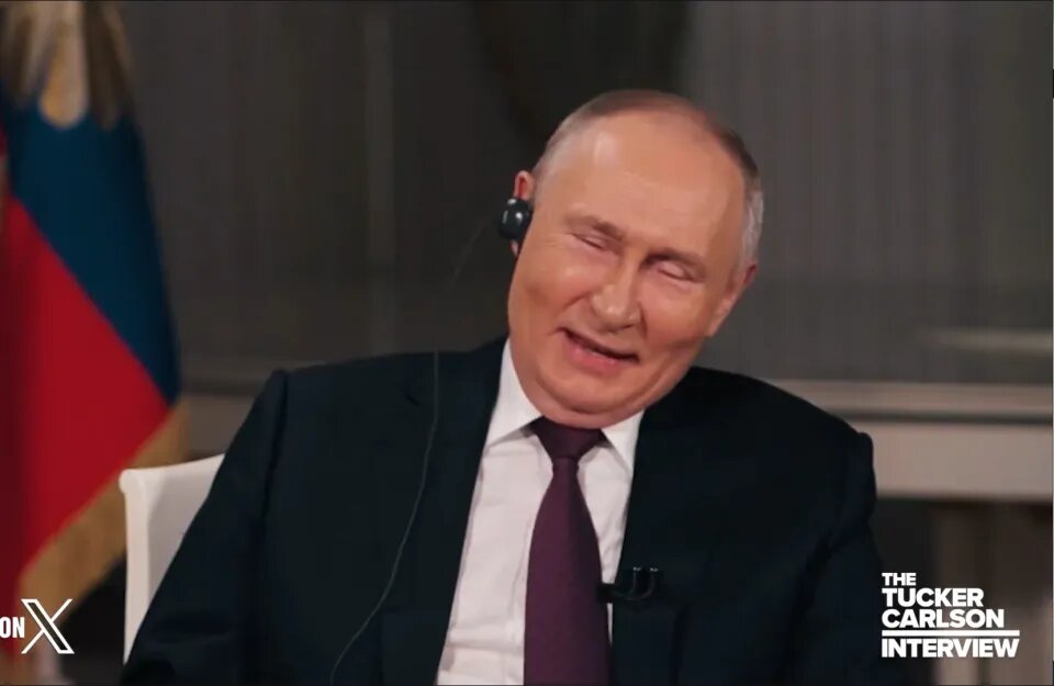 تحلیل زبان بدن پوتین در مصاحبه پر سر و صدا/ بدون ساعت، نگاه مسلط با خنده‌های عصبی!