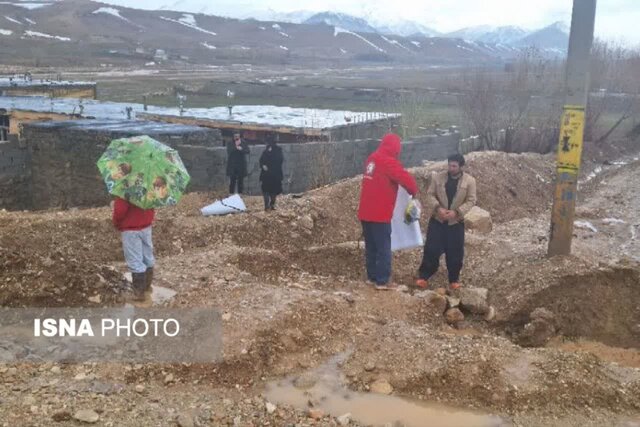 تخلیه آب از منازل‌ مسکونی‌ در شهرستان خانمیرزا و بروجن