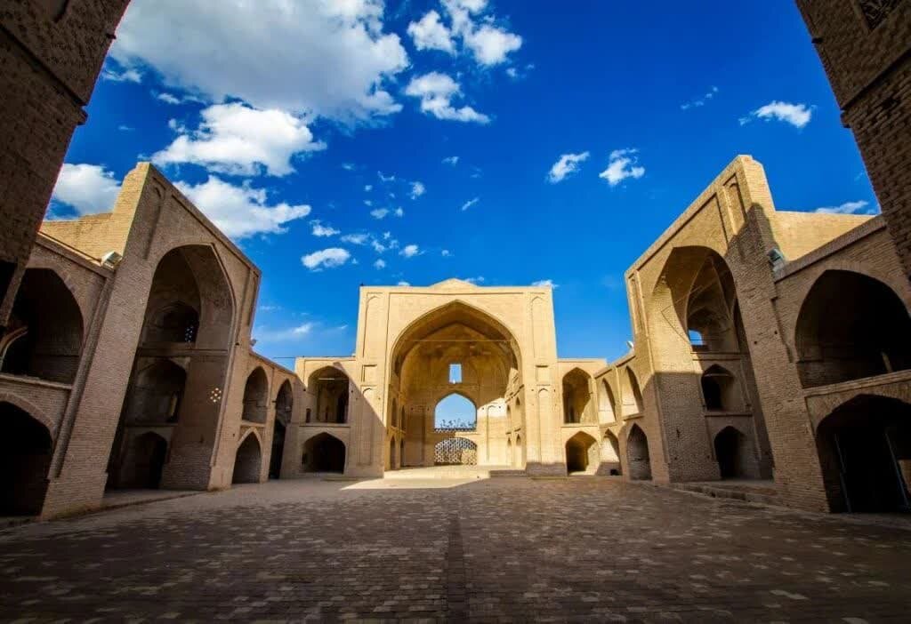 همراه با کویر و کوهستان/گردش و خلق تجربه در ظرفیت های ناب گردشگری »اردستان»