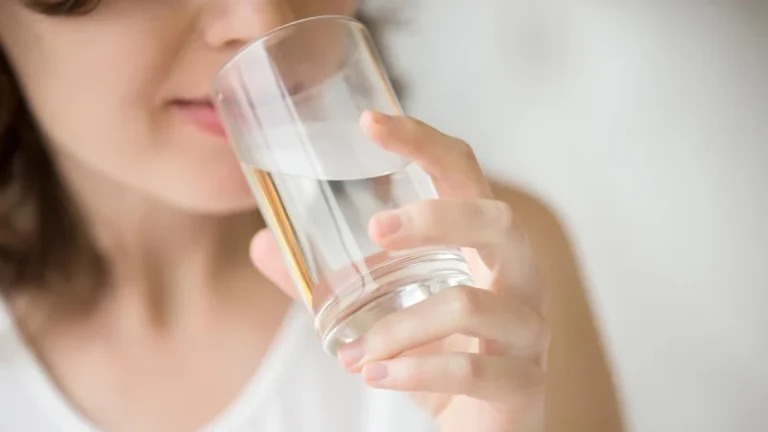 فواید نوشیدن آب کافی در طول روز